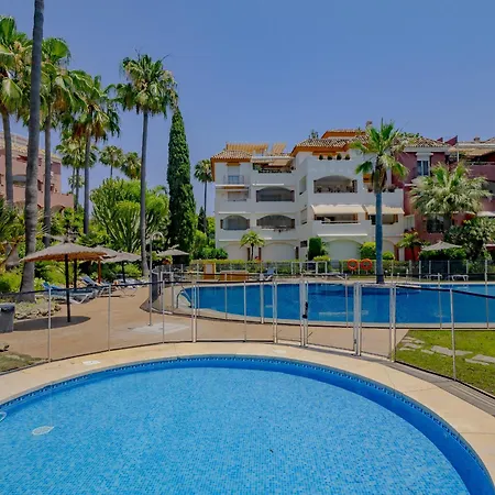 Cubo's Conde Rudi Pool&parking *