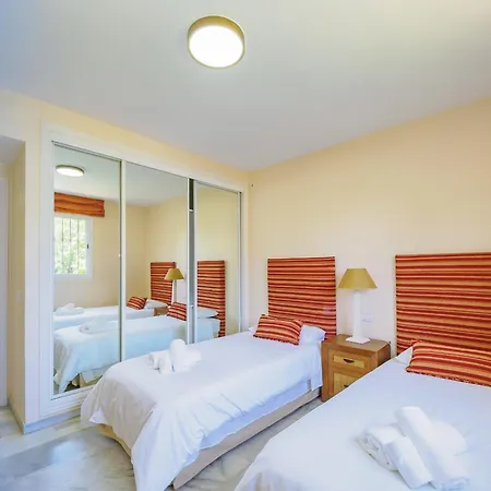 Cubo's Conde Rudi Pool&parking Marbella