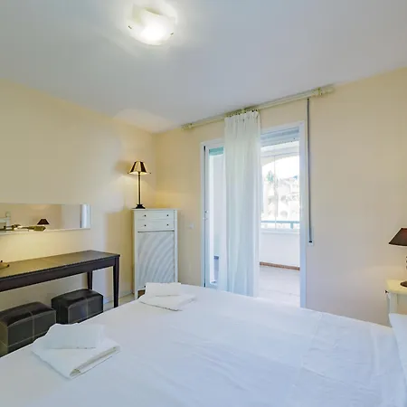 Cubo's Conde Rudi Pool&parking Apartment
