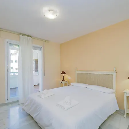 Cubo's Conde Rudi Pool&parking Apartment